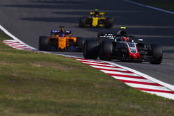 f1-chinese-gp-2018-kevin-magnussen-haas-f1-team-vf-18-ferrari-fernando-alonso-mclaren-mcl3