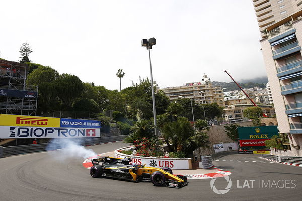 f1-monaco-gp-2017-smoke-from-the-back-of-jolyon-palmer-renault-sport-f1-team-rs17