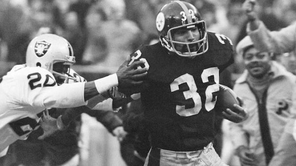 Steelers legend Franco Harris recreates iconic catch at airport