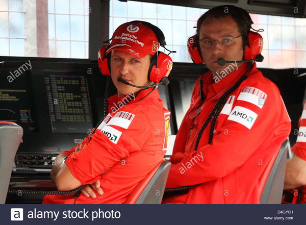 german-formula-one-world-champion-michael-schumacher-l-and-ferrari-D4GY0H