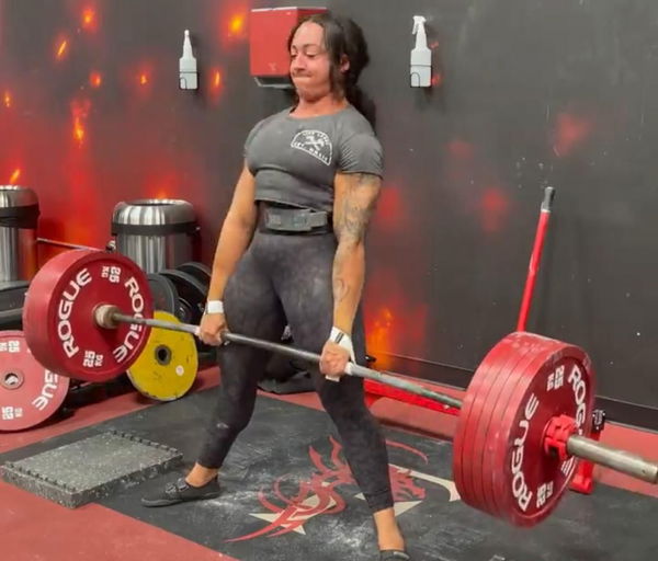 High Schooler deadlifts RECORD 600 Ibs. LEFT IT ALL OUT THERE