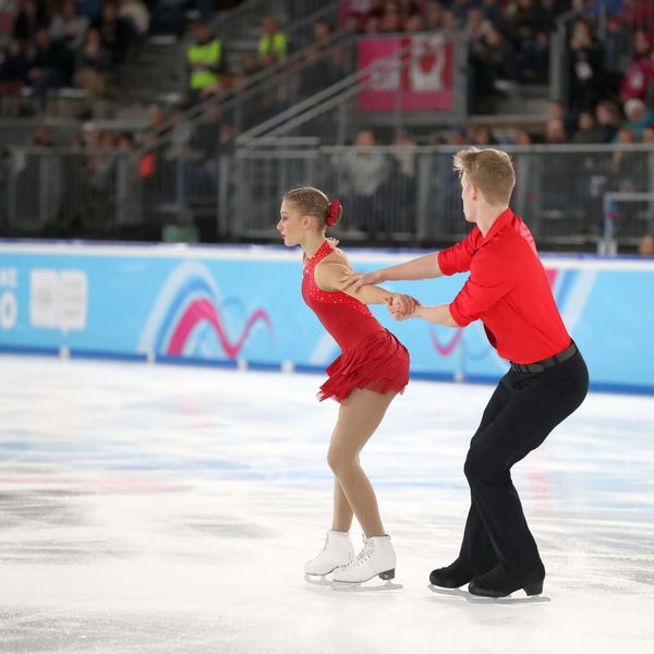 Pair skating