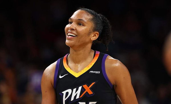 Sep 9, 2025; Phoenix, Arizona, USA; Phoenix Mercury forward Alyssa Thomas (25) against the Los Angeles Sparks during the second half of a WNBA game at PHX Arena.