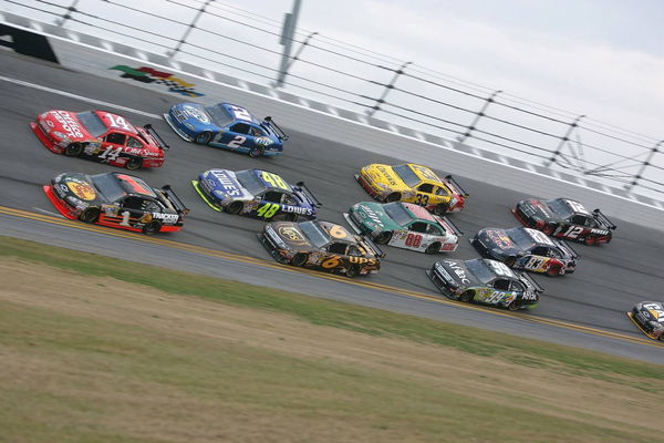 Teilnehmerfeld der Daytona 500, v.li.: Martin Truex Jr., Tony Stewart, Kurt Busch, Jimmie Johnson, D