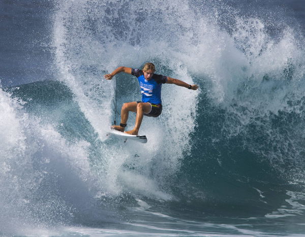 December 17, 2017 &#8211; Banzai Pipeline, HI, USA &#8211; BANZAI PIPELINE, HI &#8211; DECEMBER 17, 2017 &#8211; Ethan Ewing