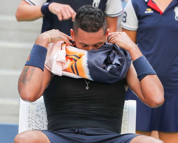 Nick Kyrgios wechselt sein Hemd waehrend der Spielpause Schmuck Halskette Ohrringe Tattoo *** N