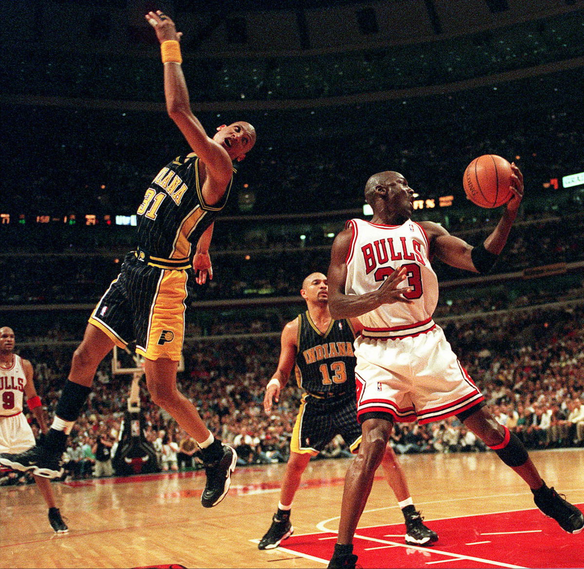 Michael jordan clearance wearing bred 4