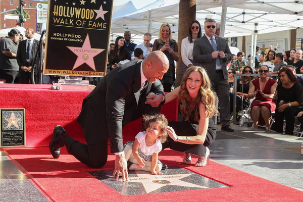 Dwayne Johnson 45 der Schauspieler mit seiner Frau Lauren Hashian 33 und ihrer gemeinsamen Toch