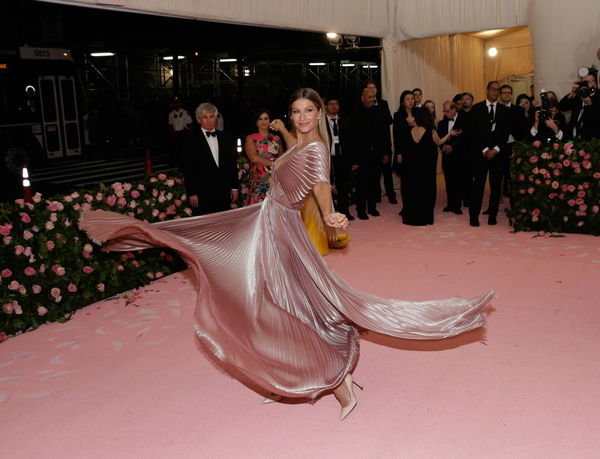 Gisele B?ndchen arrives on the red carpet at The Metropolitan Museum of Art s Costume Institute Ben