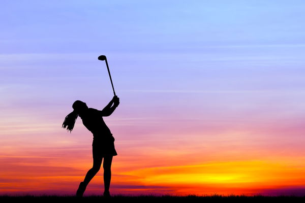 silhouette golfer playing golf during beautiful sunset (satitsrihin)