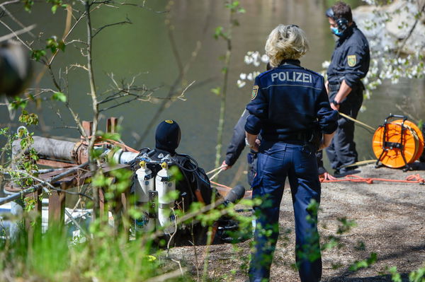 Schirgiswalde &#8211; Nach Verfolgungsjagd im Steinbruch versenkt: Polizeitaucher finden versenkten VW 10.05.2021 Schirgiswald