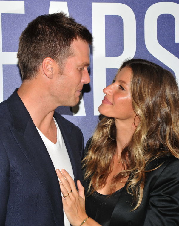 Look: NFL World Reacts To The Gisele Bundchen Sign - The Spun: What's  Trending In The Sports World Today