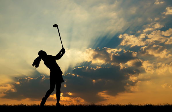 silhouette golfer playing golf during beautiful sunset (satitsrihin)