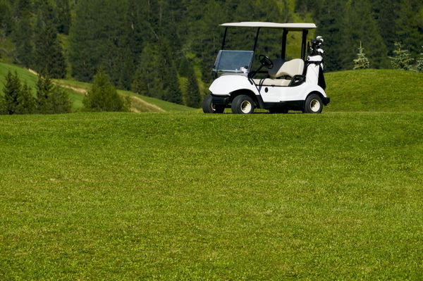 a white electric car in the golf resort Copyright: xMassimoxDexCandidox/xDesignxPicsx , 31963902 PUBLICATIONxINxGERxSUIx