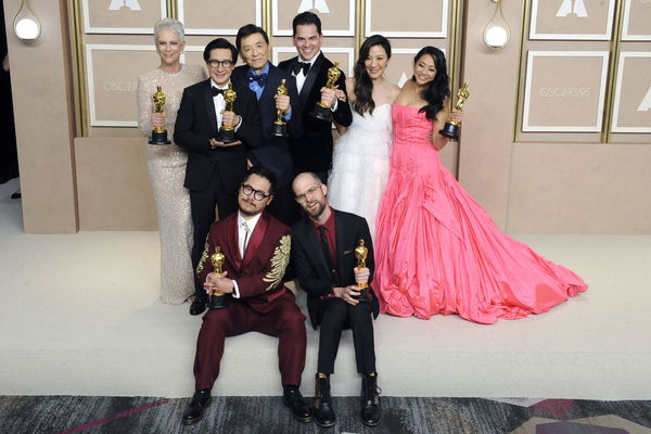 Jamie Lee Curtis, Ke Huy Quan, Daniel Kwan, James Hong, Jonathan Wang, Daniel Scheinert, Michelle Yeoh und Stephanie Hsu