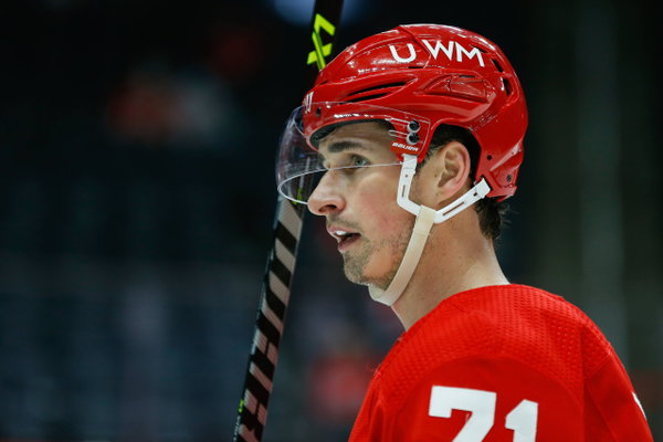 DETROIT, MI – MARCH 27: Detroit Red Wings forward Dylan Larkin (71) looks on during a regular season NHL, Eishockey Herr