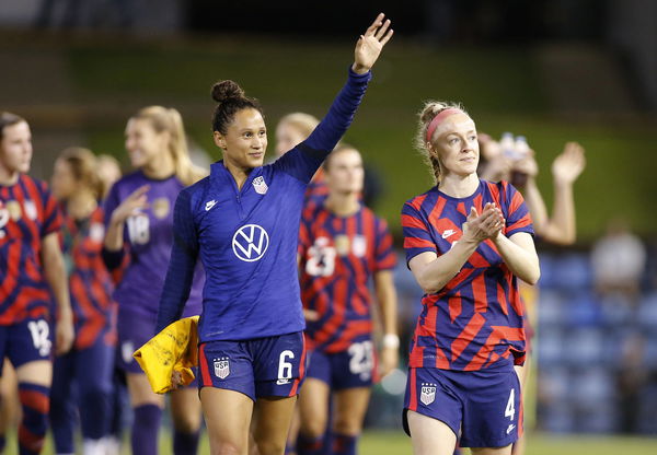 SOCCER AUSTRALIA USA, Lynn Williams and Becky Sauerbrunn of the USWNT thank the crowd after the International Friendly,