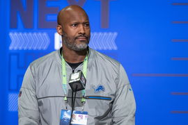 Sport Bilder des Tages INDIANAPOLIS, IN &#8211; MARCH 01: Detroit Lions general manager Brad Holmes answers questions from the