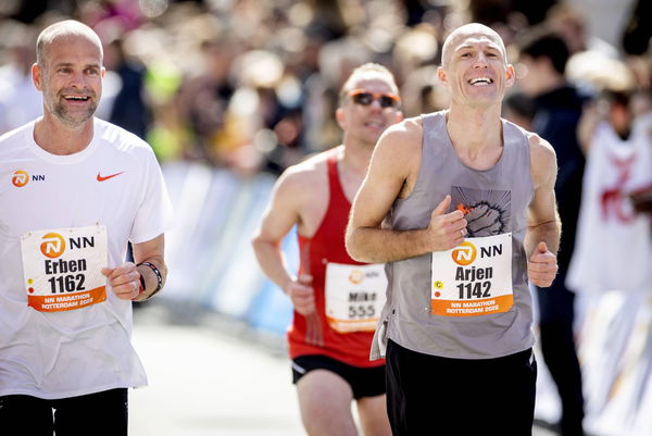 ROTTERDAM &#8211; Former speed skater Erben Wennemars and former football player Arjen Robben cross the finish line together