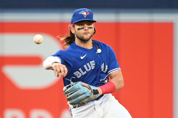 Sport Bilder des Tages June 28, 2022, Toronto, ON, Canada: Toronto Blue Jays shortstop Bo Bichette throws to first base