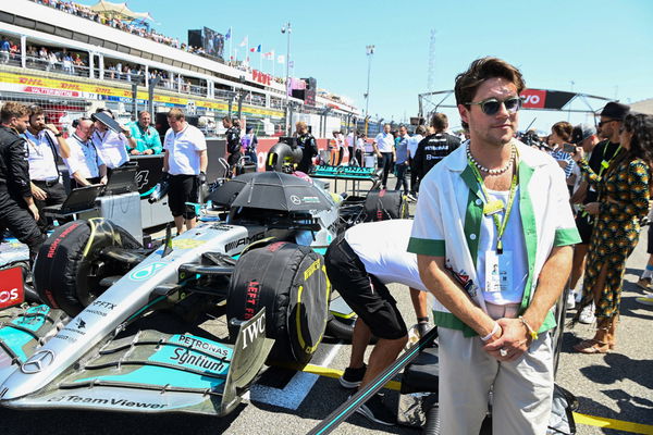 Formula 1 2022: French GP CIRCUIT PAUL RICARD, FRANCE &#8211; JULY 24: Singer Niall Horan on the grid with the car of Sir Lew