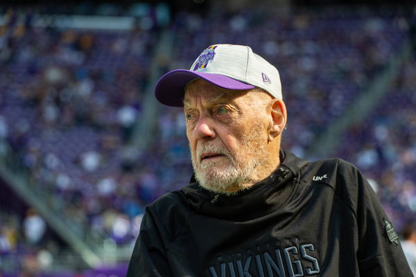 MINNEAPOLIS, MN &#8211; SEPTEMBER 25: Minnesota Vikings Hall of Fame Coach Bud Grant looks on before the NFL, American Footbal