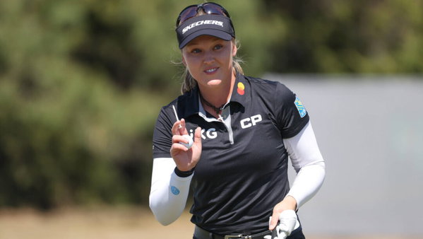 THE COLONY, TX – SEPTEMBER 30: Brooke M. Henderson waves to the crowd during The Ascendant LPGA, Golf Damen benefiting