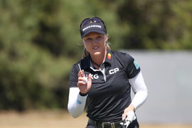 THE COLONY, TX &#8211; SEPTEMBER 30: Brooke M. Henderson waves to the crowd during The Ascendant LPGA, Golf Damen benefiting