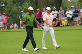 PGA, Golf Herren PGA Championship &#8211; Second Round, May 20, 2022; Tulsa, OK, USA; Tiger Woods (left) talks with Rory McIlr