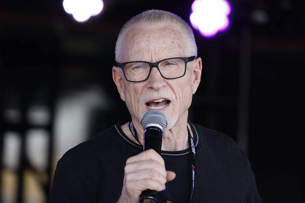 LAS VEGAS, NV &#8211; OCTOBER 15: Former NASCAR, Motorsport, USA driver Mark Martin speaks to fans in the Neon Garage before f