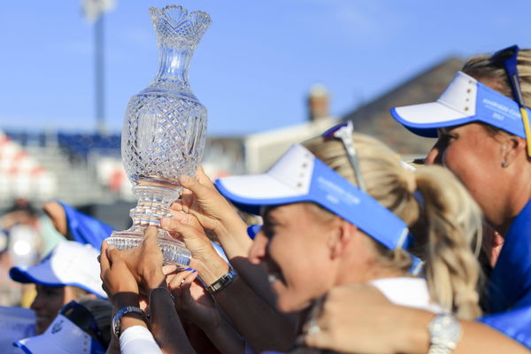 LPGA, Golf Damen Solheim Cup &#8211; Final Day &#8211; Singles Matches, Sep 6, 2021; Toledo, Ohio, USA; Members of Team Europe holds