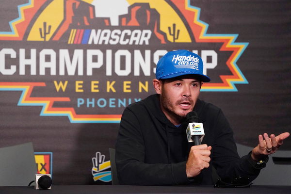 NASCAR, Motorsport, USA Cup Practice Nov 4, 2022; Avondale, Arizona, USA; NASCAR Cup Series driver Kyle Larson (5) talk