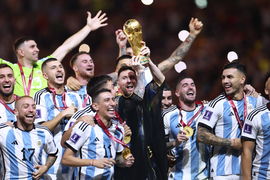 MESSI Lionel Weltmeister Team Argentinien bei der Siegerehrung dem Weltpokal und seiner Mannschaft FIFA World Cup, WM, W