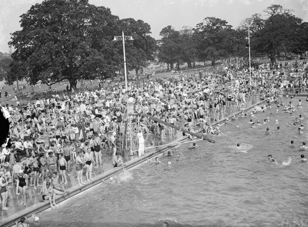 A packed Bexleyheath swimming baths . 1938 United Kingdom England PUBLICATIONxINxAUSxGERxSUIxONLY Copyright: xJohnxTopha