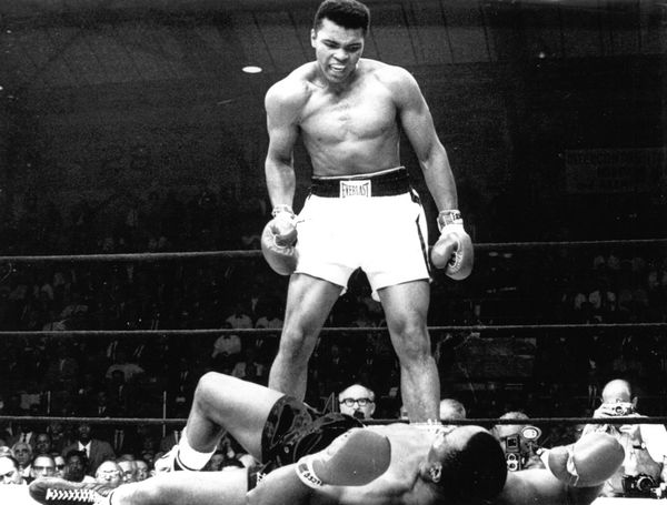 PALUPI (Muhammad Ali) Cassius Clay in the boxing ring standing over Sonny Liston 1965 PUBLICATIONxINxAUSxGERxSUIxONLY Co