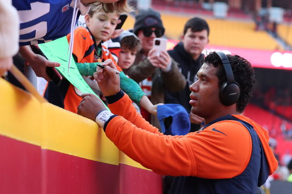 KANSAS CITY, MO &#8211; JANUARY 01: Denver Broncos quarterback Russell Wilson (3) signs autographs before an AFC West game bet