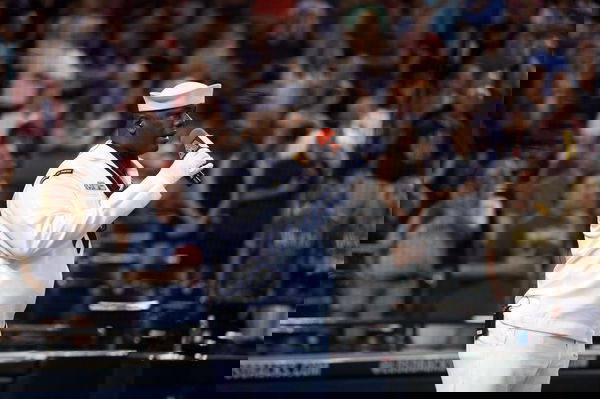 MLB, Baseball Herren, USA Houston Astros at Arizona Diamondbacks, May 30, 2016; Phoenix, AZ, USA; Retired US Navy vetera