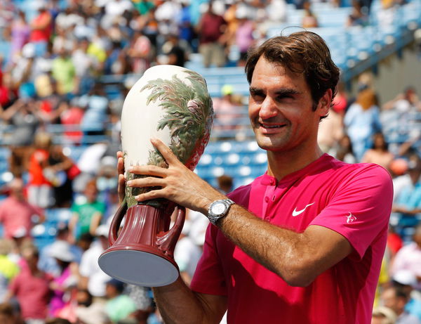 Tennis: Western and Southern Open &#8211; Djokovic vs Federer Aug 23, 2015; Cincinnati, OH, USA; Roger Federer (SUI) holds the