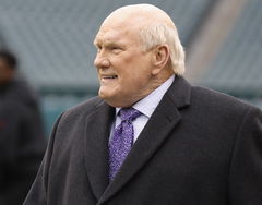 Former NFL, American Football Herren, USA great Terry Bradshaw walks across the field before the start of the NFC Champi