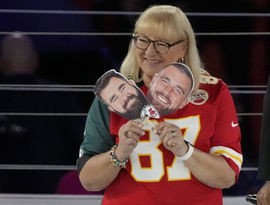 NFL, American Football Herren, USA Super Bowl LVII Opening Night Feb 6, 2023; Phoenix, AZ, USA; Donna Kelce answers ques