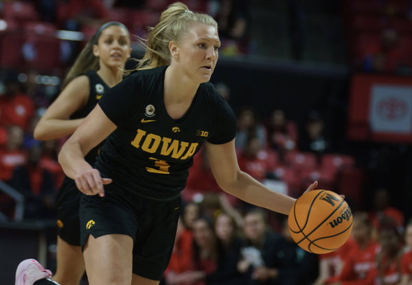 COLLEGE PARK, MD – FEBRUARY 21: Iowa Hawkeyes guard Sydney Affolter (3) on the attack during a women s Big10 basketball