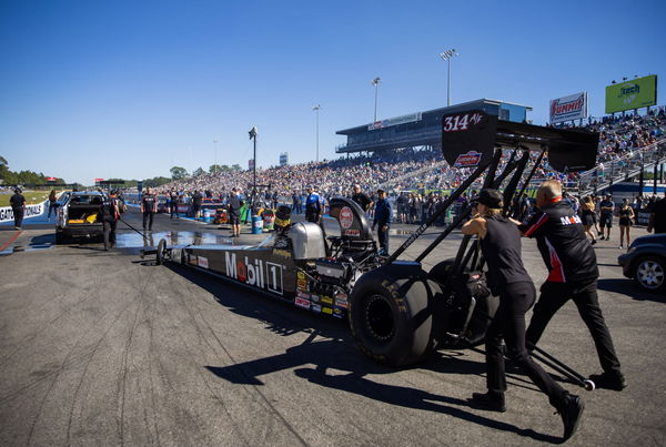 Motorsport, Herren, USA, Dragster Drag Race Gatornationals Mar 11, 2023; Gainesville, FL, USA; Crew members push the car