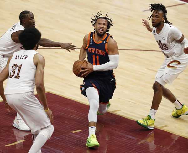 New York Knicks guard Jalen Brunson (C) drives to the basket betewen (from left) Cleveland Cavaliers guard Caris LeVert,