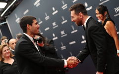 (230509) &#8212; PARIS, May 9, 2023 &#8212; Spanish tennis player Carlos Alcaraz (L) shakes hands with Argentinian football player