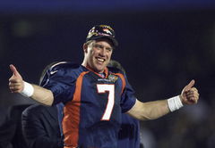 SUPER BOWL XXXII Jan 25, 1998; San Diego, CA, USA; FILE PHOTO; Denver Broncos quarterback John Elway (7) celebrates the