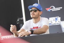 MADISON, IL &#8211; JUNE 01: Kyle Larson ( 5 HendrickCars.com Hendrick Motorsports Chevrolet) signs an autograph during the Fa