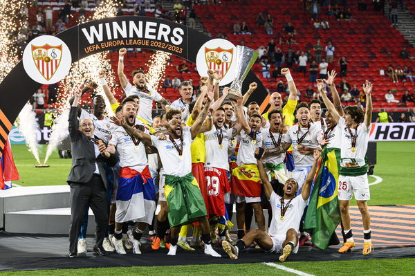 Sevilla FC v AS Roma &#8211; UEFA Europa League Players of Sevilla FC lift the trophy cup during the award ceremony following