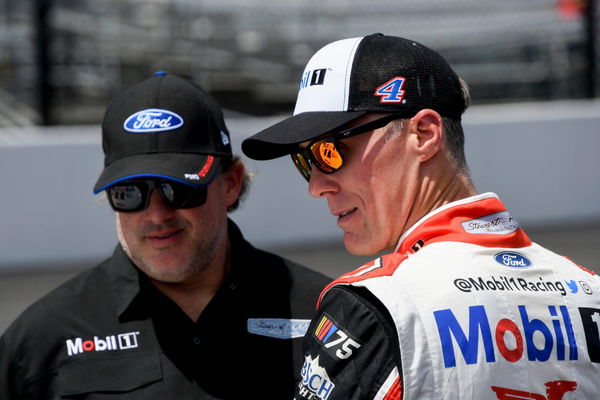 Syndication: The Indianapolis Star NASCAR, Motorsport, USA Cup Series driver Kevin Harvick (4) talks with one of his tea