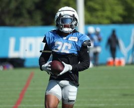 NFL, American Football Herren, USA Detroit Lions Lions running back Jahmyr Gibbs makes a catch during the Lions joint pr