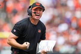 Sport Bilder des Tages CINCINNATI, OH – SEPTEMBER 17: Cincinnati Bengals head coach Zac Taylor reacts to a call by the o